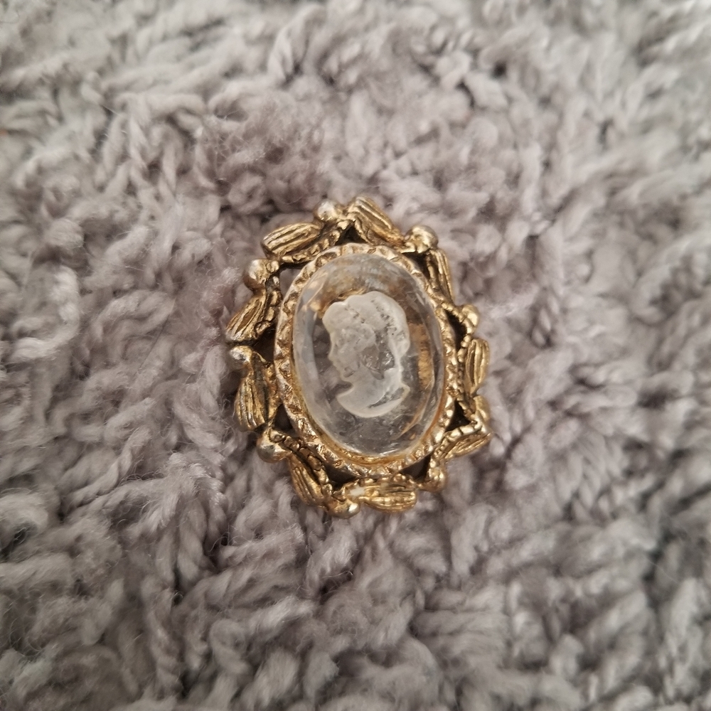 Victorian Cleae Cameo Gold Brooch